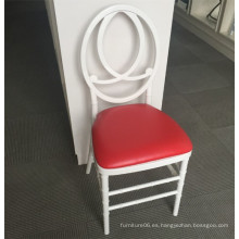 Silla Phoenix de resina blanca con cojín rojo